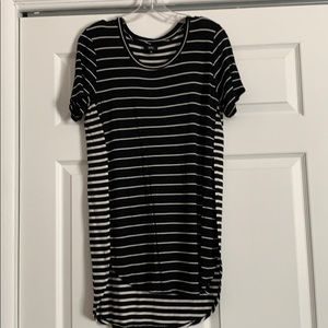 Short sleeved tunic with slits on the side